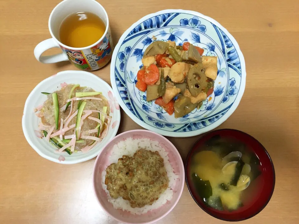 鶏と根菜のいり煮、春雨サラダ、あさりの味噌汁、納豆ごはん|まゆめろさん