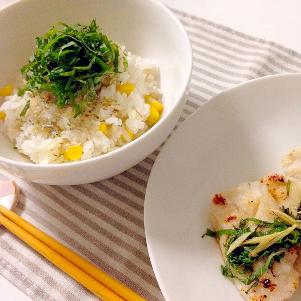 生とうもろこしの炊き込み御飯(カリカリじゃこと青じそ乗せ)・塩麹漬けチキン香味野菜乗せ|Accaさん