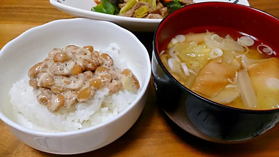 納豆ごはんと、白菜と庄内麩のお味噌汁|みんさん