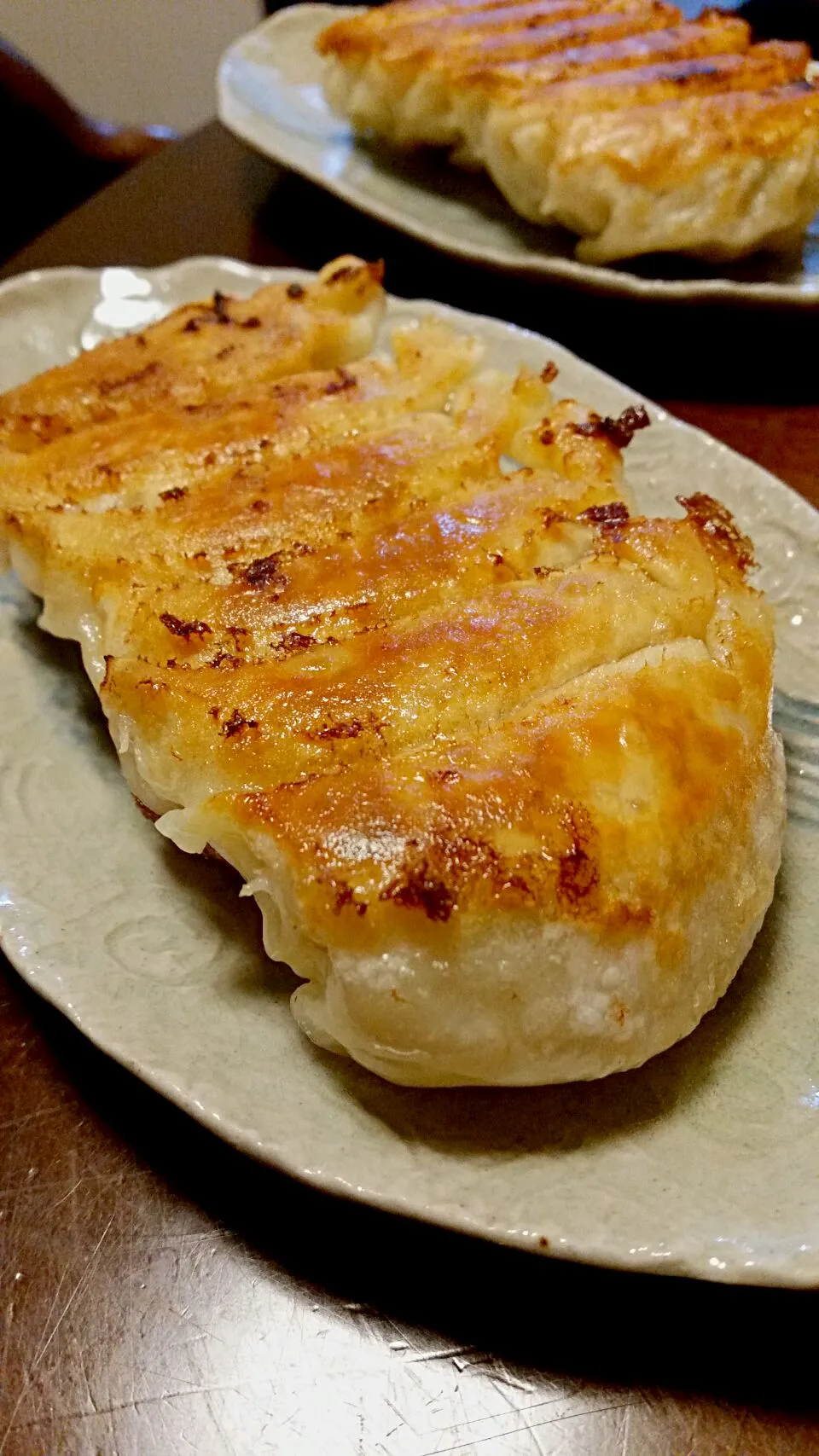 王将で買ってきた生餃子を焼いただけ😁|ふりるさん