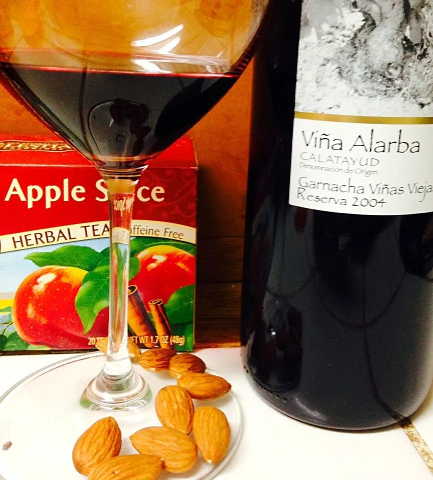 Wine and almonds|Yuriさん