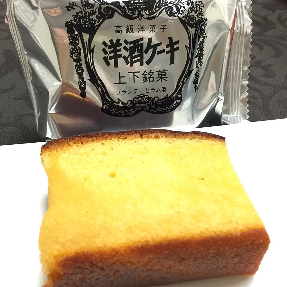 Snapdishの料理写真:びしょびしょの洋酒ケーキ|hirolynさん