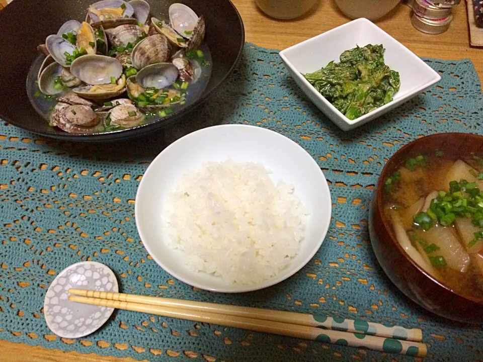 晩ごはん★アサリのにんにくバター風味酒蒸し、菜の花のカレーマヨネーズ和え、みそ汁、ごはん|ハルさん