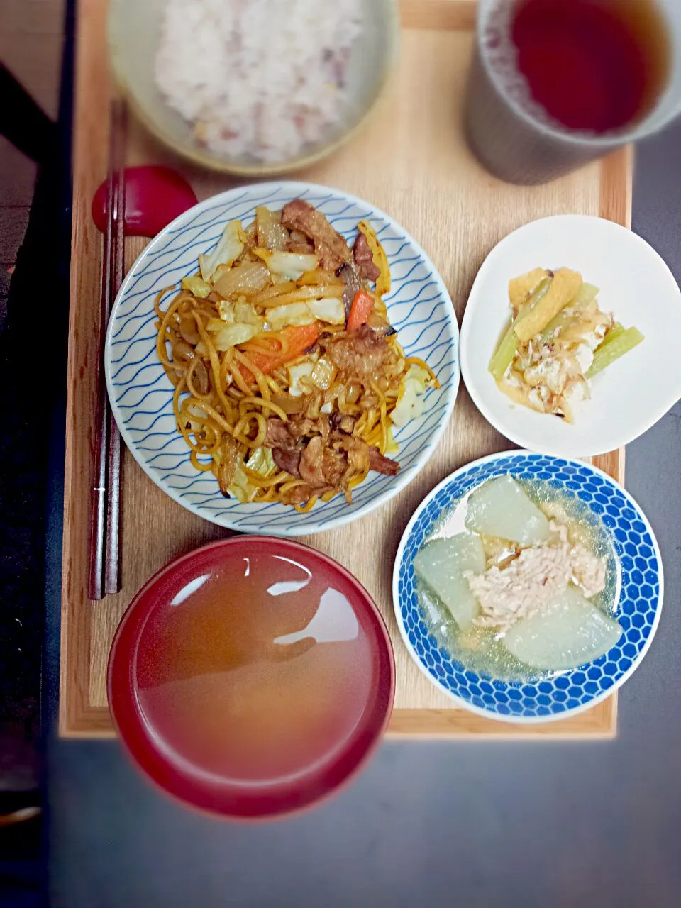 焼きそば、鶏ミンチと大根煮物、フキの土佐煮|けむまきさん