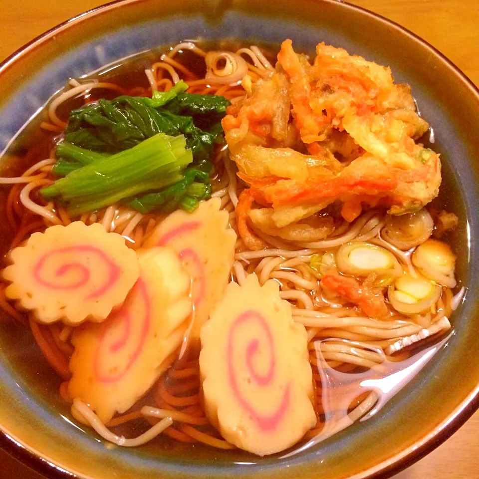 かき揚げ蕎麦でお一人さまな夕食🍜🍜|かずみさん