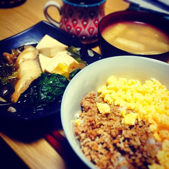 Snapdishの料理写真:二色そぼろ丼、銀だらの煮付け、なめこと油揚げの味噌汁|はしもさん