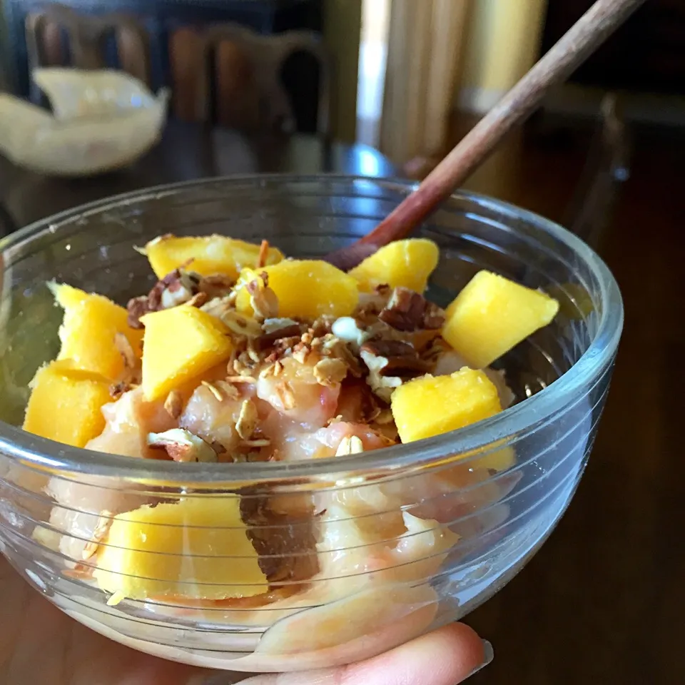 Banana peach vegan ice cream with mango chunks, pecans and homemade granola|victoria valerioさん