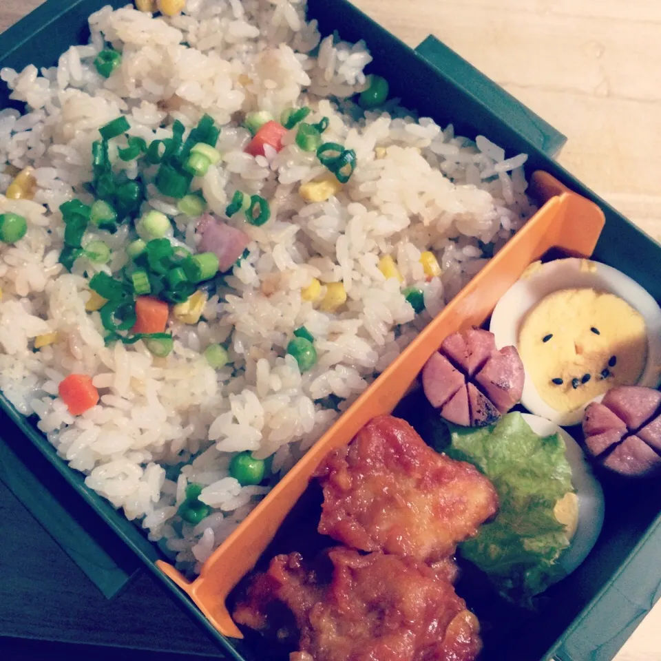 ダンナちゃん弁当♡  ☺︎炒飯  ☺︎鶏チリ  ☺︎ゆで卵  ☺︎ウィンナー|Naaさん