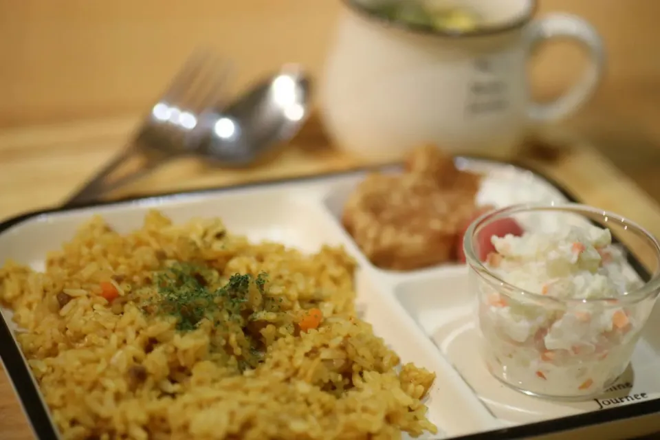 カレーピラフ・ポテトサラダ・コーンとネギの中華麺スープ・デザートはミニクリームたい焼き |ω•๑`)ﾄﾞｷﾄﾞｷ♡|マカロンさん