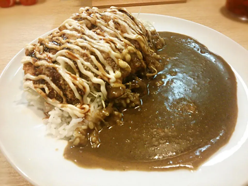 Snapdishの料理写真:昨夜のお一人様夕飯はソースかつ丼カレーで御座いますわ✨ソースってのは個人的にはあまり好きじゃなかったんだけど、とんかつの下にタップリとキャベツが敷いてあってその相性がグッドで御座いましたわ♪|にゃあ（芸名）さん