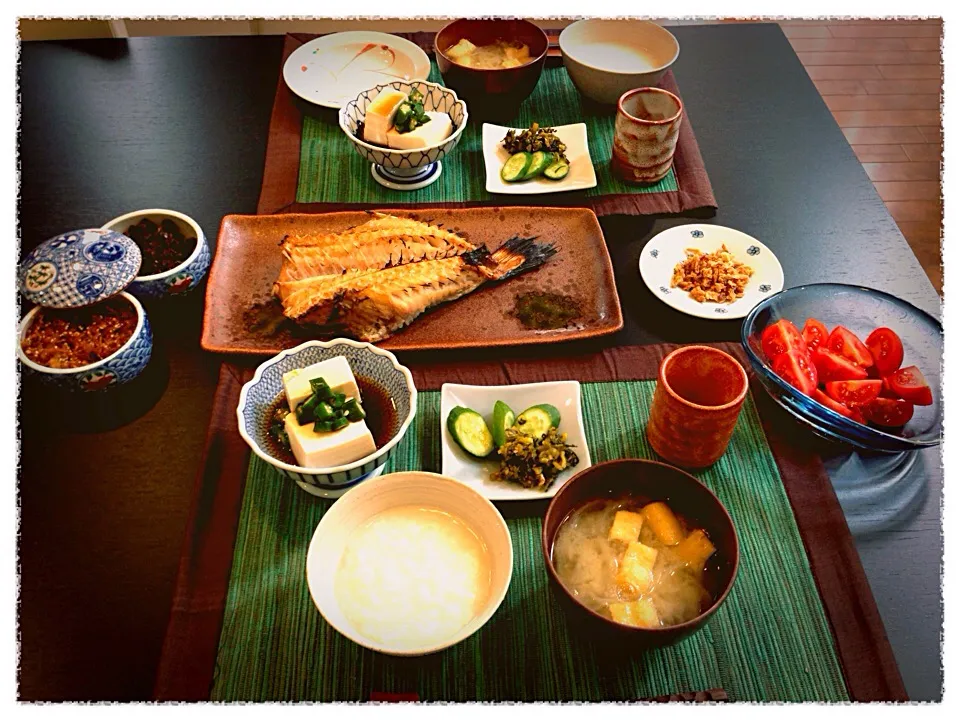 和朝食 赤魚，冷奴，お味噌汁,お粥，お漬け物|ryotaママさん