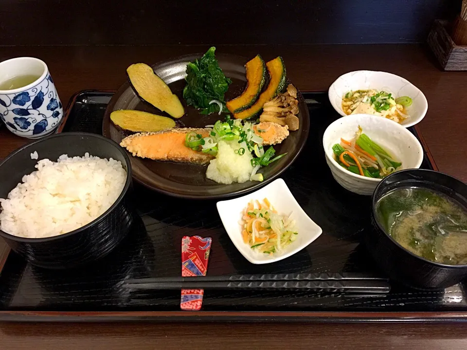 本日の魚定食(サケの竜田 おろしがけ)|T. Wonderさん