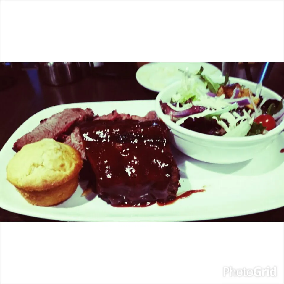 BBQ ribs and beef brisket with cornbread and side salad for lunch.|Jihollandさん