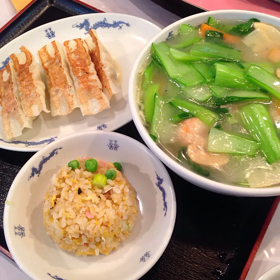 Snapdishの料理写真:3点セット 海鮮ラーメンと餃子とミニチャーハン@昇龍亭(逗子)|塩豚骨さん