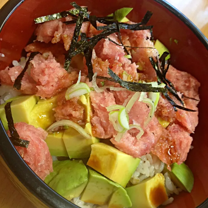 まぐろアボカド丼|ゆんくるさん