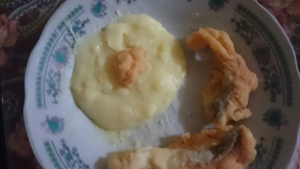 Snapdishの料理写真:Salmon Goreng Tepung dengan mash potatoes homade for lunch|Tasia Sakuntalaさん