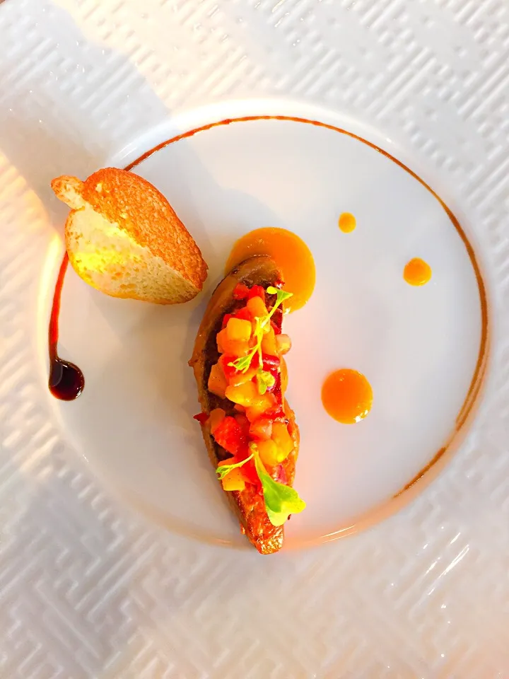 My seared duck foie gras mango and strawberry, light cinnamon And ginger powder, red wine glaze reduction.|chef louisさん