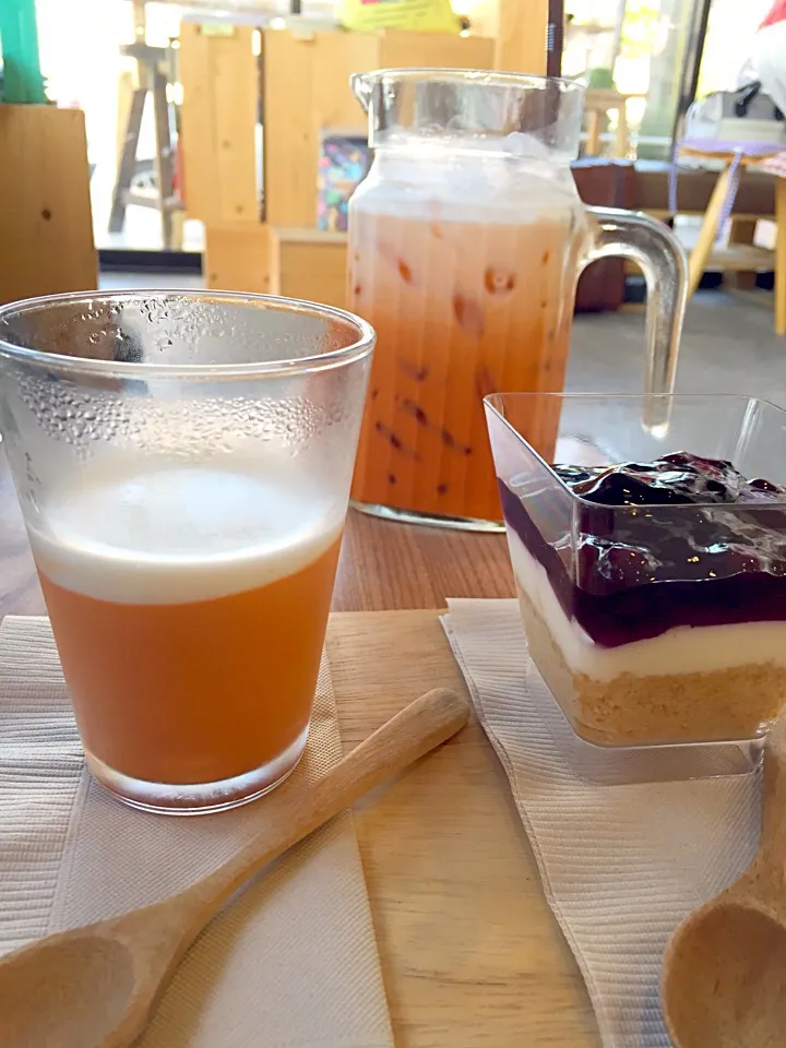 Thai iced tea pudding and blueberry cheesecake|PhUnGさん