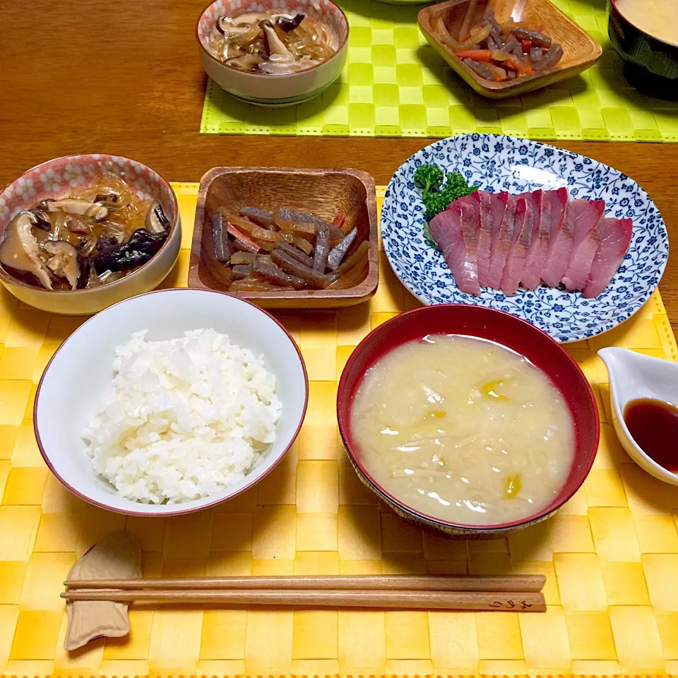 干し椎茸と葛切りの炒め物、コンニャクと大根の煮物、ハマチのお刺身、白菜と葱の粕汁|舐め子さん