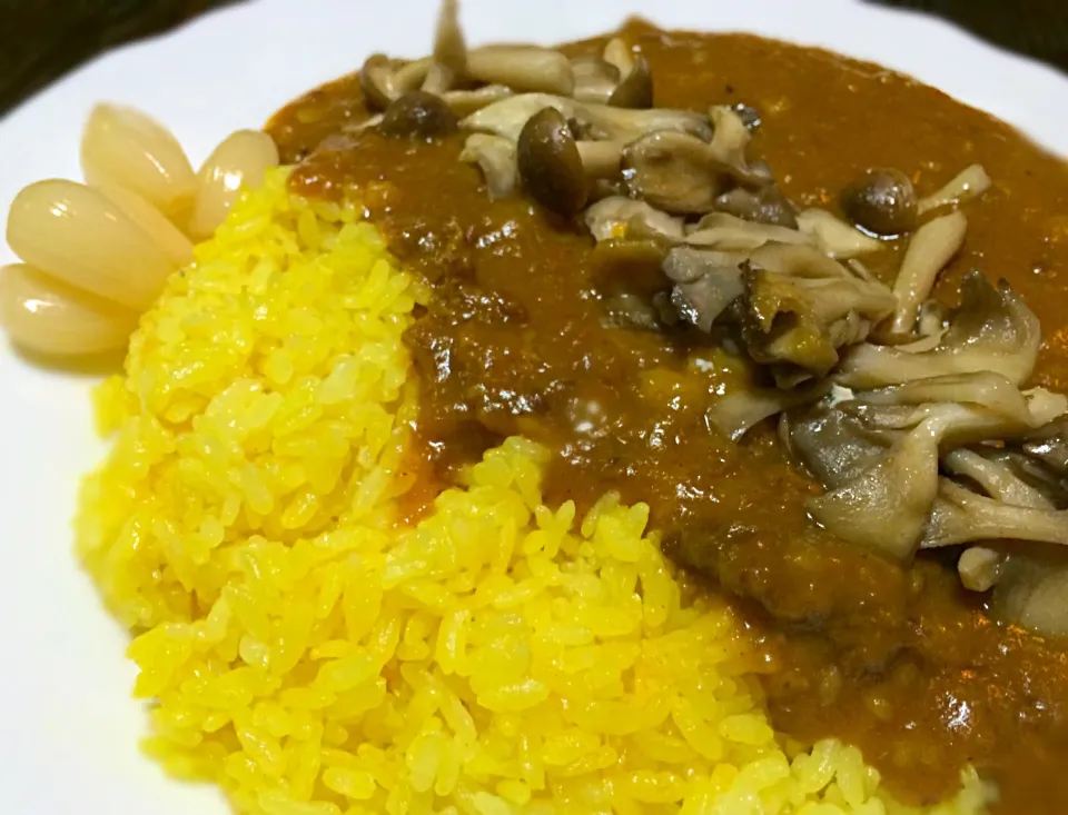 今夜は  きのこカレーに自家製らっきょう を添えて|mottomoさん