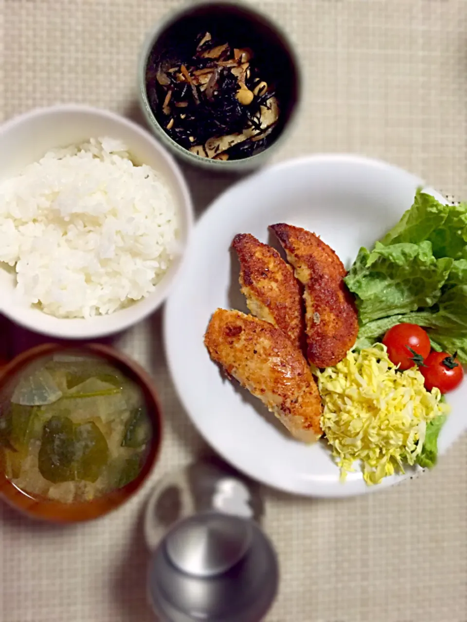 ささみのレモンバジル風味&ひじきの煮物&大根とほうれん草の味噌汁💕|あゆかさん