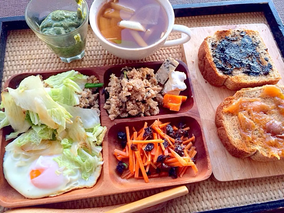 グリーンスムージーと目玉焼きと白菜の蒸し物と卯の花と自家製人参とレーズンのラペとチーズ3種と根菜ベジブロススープと全粒粉食パンの自家製黒煉胡麻ペーストと自家製林檎ジャム|トキロックさん