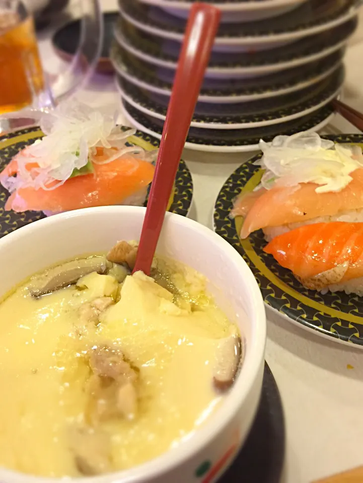 Snapdishの料理写真:100yen sushi 🍣🍺😋|judith sawahataさん