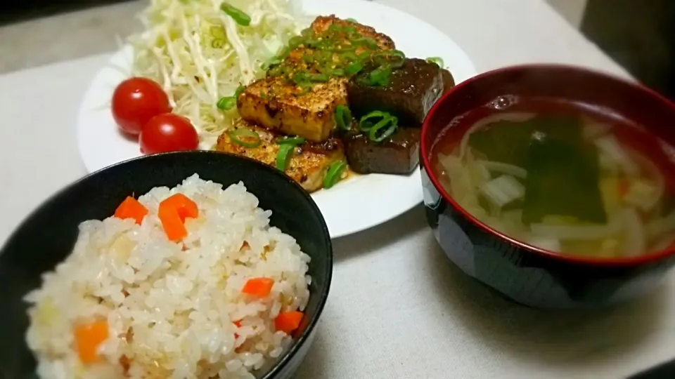 豆腐&こんにゃくｽﾃｰｷと
生姜&椎茸&ﾆﾝｼﾞﾝの炊き込みご飯～
の晩ごはん✨|kaz(*･ω･)さん