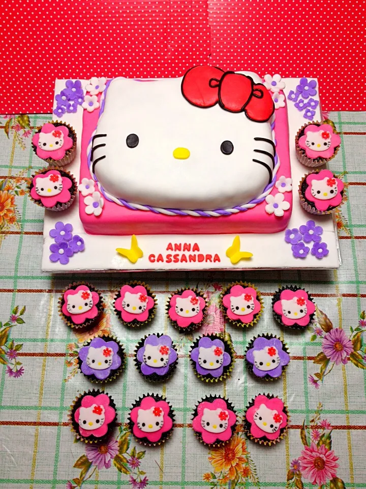 Snapdishの料理写真:Hello Kitty Cake & CupCakes|jack tadeoさん