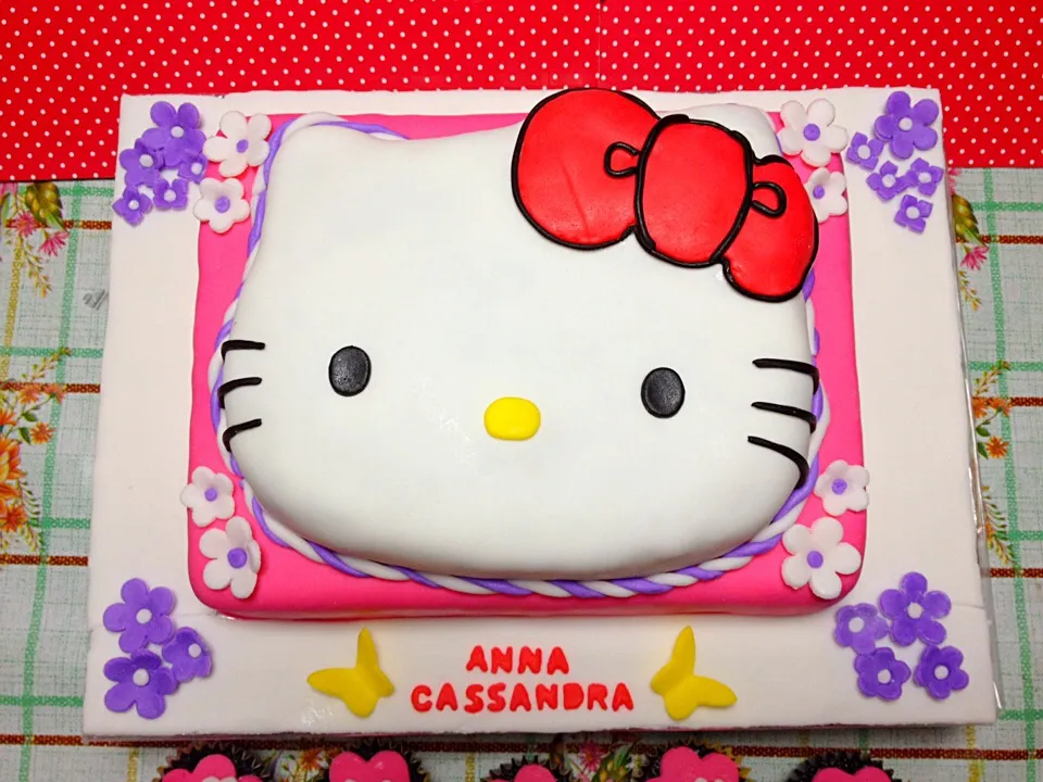 Snapdishの料理写真:Hello Kitty Cake|jack tadeoさん