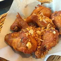 Snapdishの料理写真:Fried chicken wings with garlic|jaszminnyさん