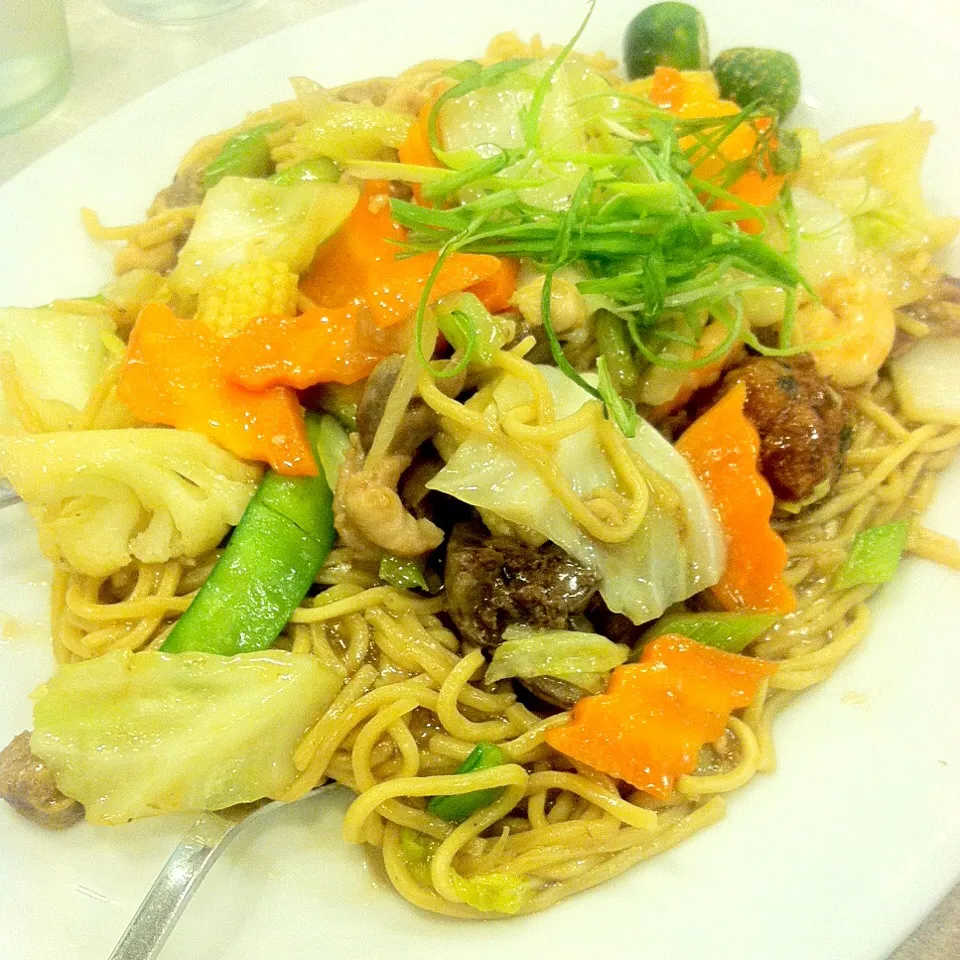 Snapdishの料理写真:Filipino fried noodles 🙆|Andrei Roanさん