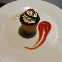 mousse choccolate blanc et éclatés de noisette coulis de chocolat noir et fraise|saimonさん