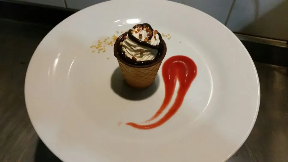 mousse choccolate blanc et éclatés de noisette coulis de chocolat noir et fraise|saimonさん