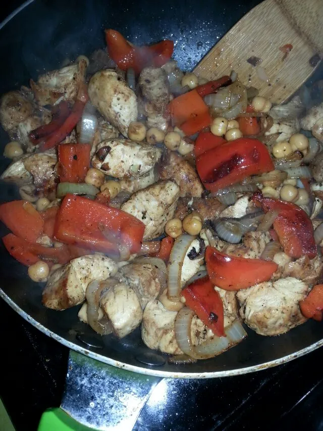 chix stir fry with red pepper,onion,  and chick pea.|Polly Gelfusoさん