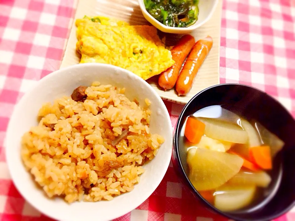 炊き込みご飯、すいとん、ネギ玉子焼き、ウィンナー、お漬物|ちるのさん