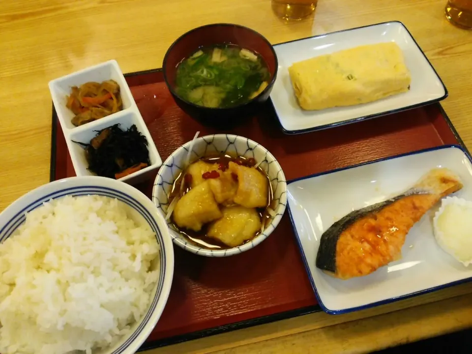 Snapdishの料理写真:焼き鮭、カレイの南蛮漬け、たまご焼き、小鉢、ごはん大盛り、味噌汁|Yuichi Sakaiさん