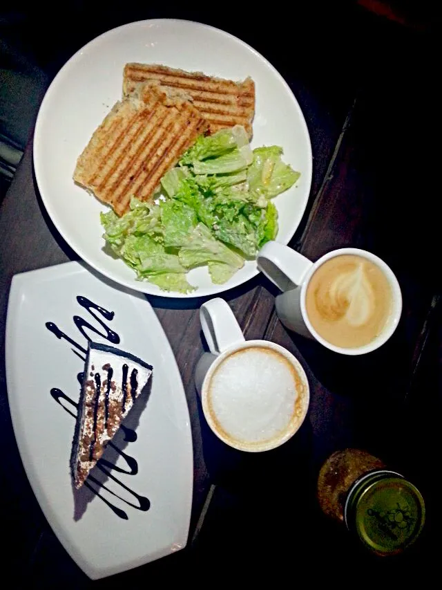 Tuna Melt Panina and Toffee Crunch Chocolate Cake plus Cappucino and Cafe Latté of Café +|Naha Gironさん