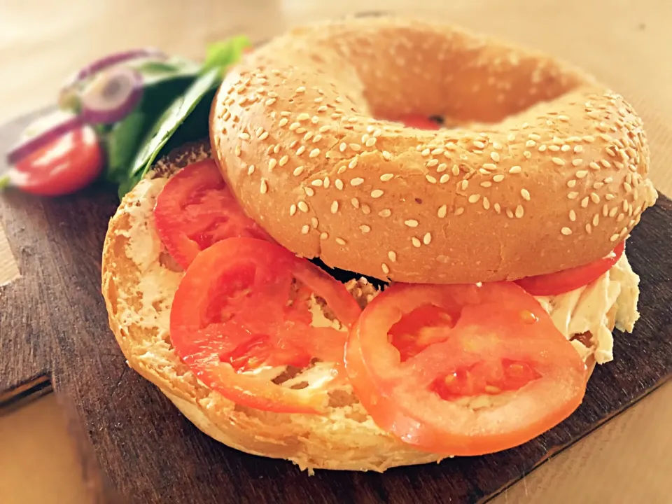 Bagel with cream cheese & tomato|Sergio Lacuevaさん