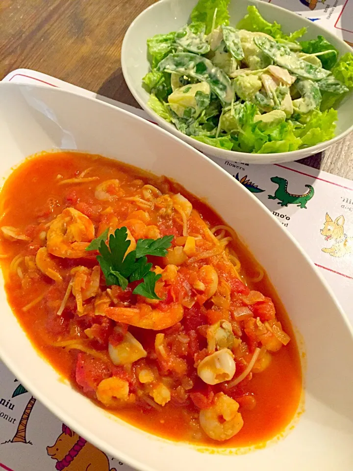 シーフード🍤トマトスープパスタ🍝 新ジャガとスナップエンドウ、アボカドのマヨサラダ🍀|まみりんごさん