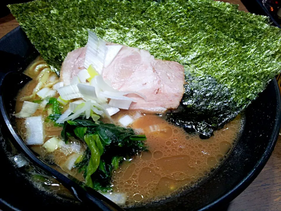 麺家 黒のラーメン海苔増し☆|けんさん