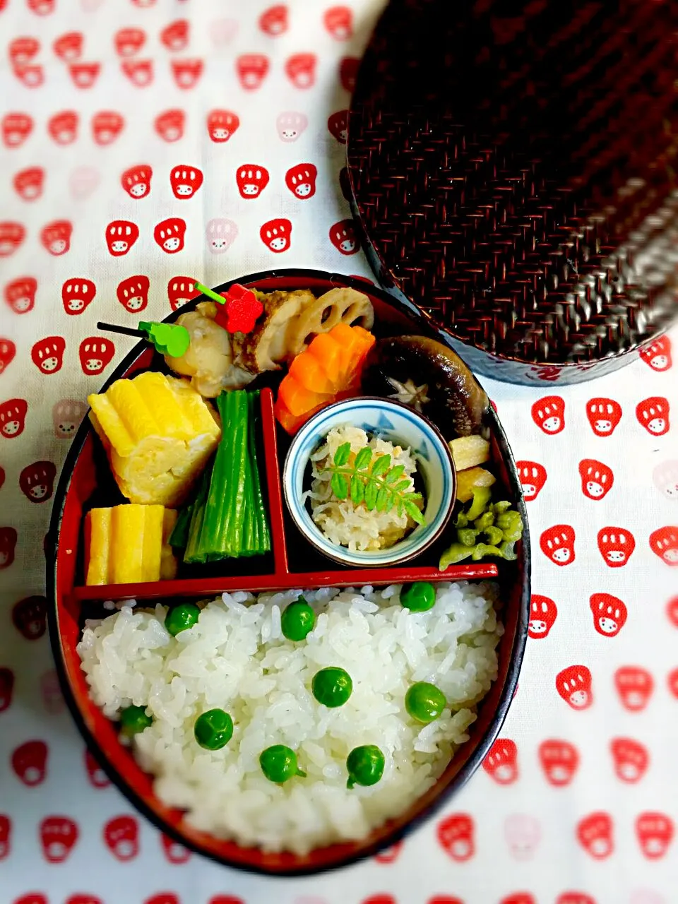 《月曜日のお弁当》

・グリンピース塩ご飯は
・ホタテ椎茸の生姜煮
・だし巻き玉子
・ピーナッツなます
・ほうれん草のお浸し
・蓮根煮

新しいお弁当箱を気に入って持って行った主人は可愛い～♡|藤田 まり子さん