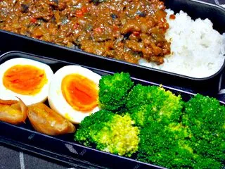 Snapdishの料理写真:お弁当（トライカレーのせご飯、春巻、ゆで卵、ブロッコリー）|すーさん