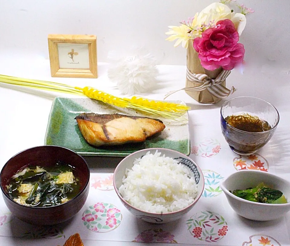 1/25晩ご飯  焼きぶり  ほうれん草と卵のおすまし  青梗菜のおひたし  もずく|Hiroshi  Kimuraさん