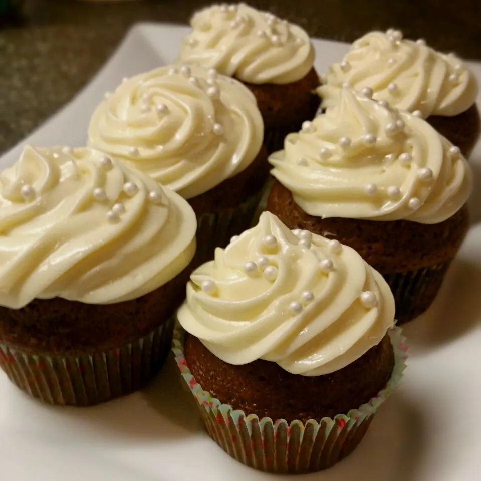 Snapdishの料理写真:Chocolate cupcakes with cream cheese icing|Samantha Bulginさん