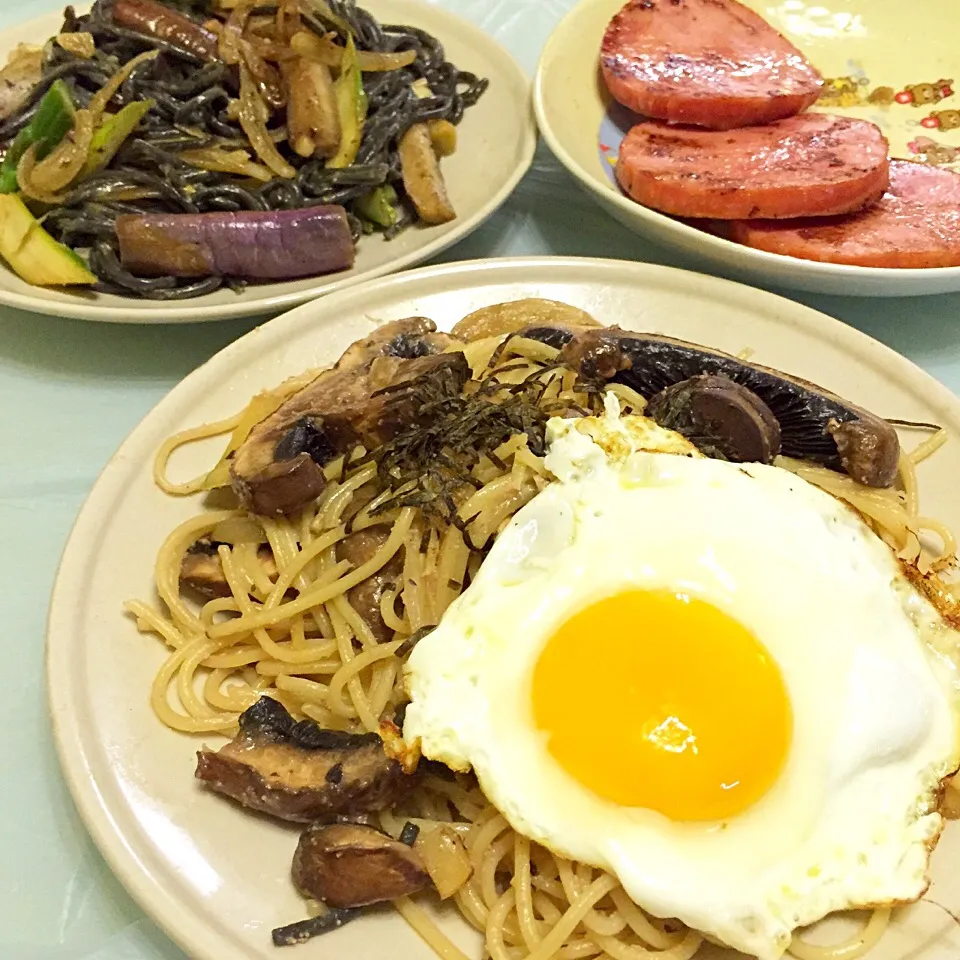 Serving my parents once a week is a must😁👌 Mentaiko portobello mushroom spaghetti, squid ink cream sauce spaghetti and honey ham.|jennie cさん