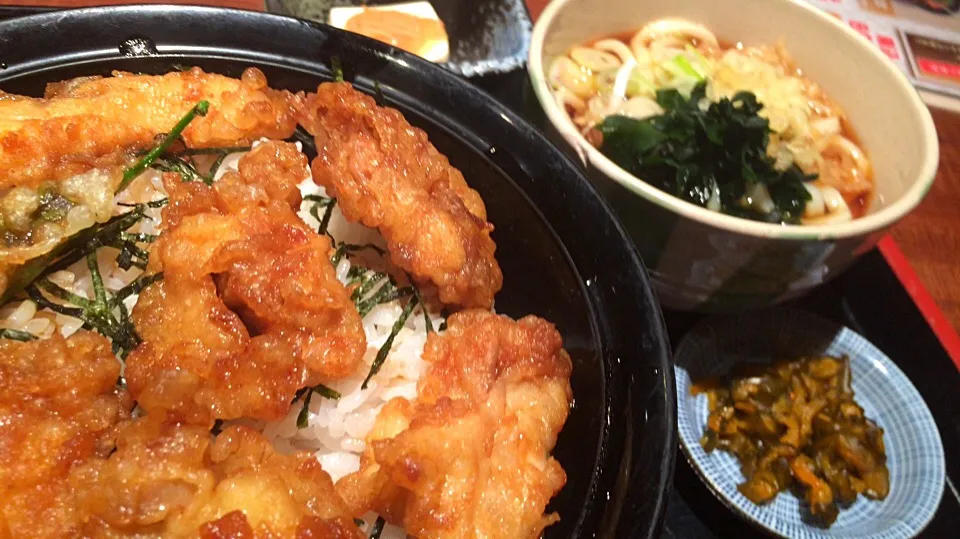 Snapdishの料理写真:【日替ランチ】鷄天丼とわかめうどん定食を頂きました。|momongatomoさん