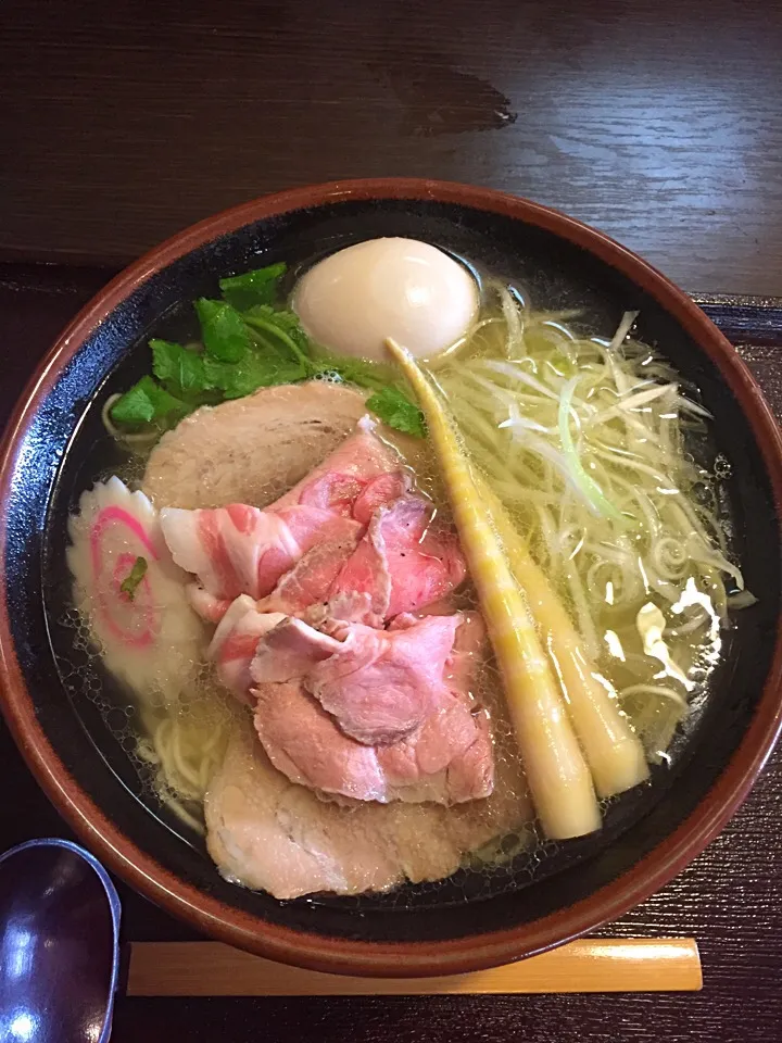 Snapdishの料理写真:比内地鶏と焼きあごの中華そば(海鮮ダイニング ととや)|ウトスさん