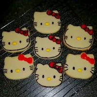 Snapdishの料理写真:Hello Kitty shortbread cookies|Samantha Bulginさん