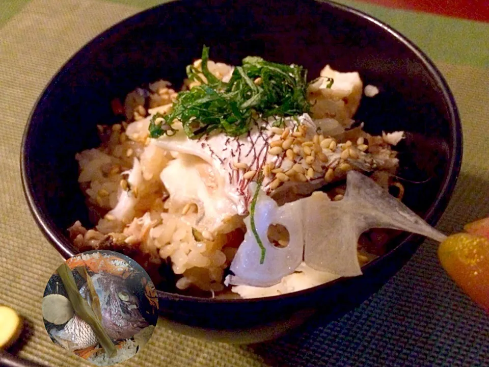 Snapdishの料理写真:rice cooked w/shredded sea bream🍚鯛のあらで生姜香る五目鯛飯|🌈Ami🍻さん